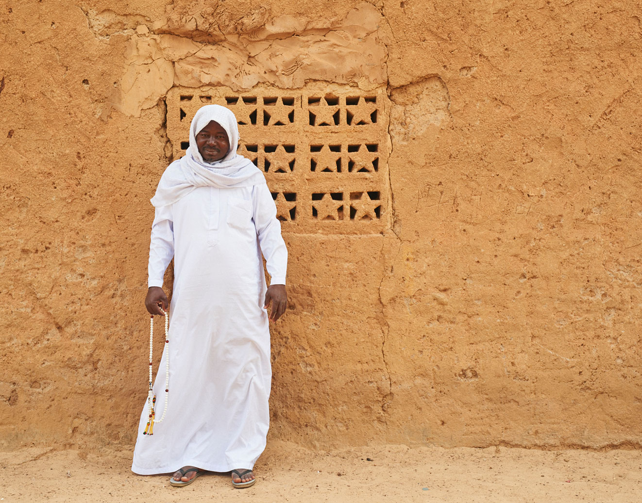 <p>Au Burkina Faso, après que l’imam Belem Boureima a été impliqué dans une affaire policière pour complicité dans la mutilation de trois jeunes filles, les médias nationaux et le gouvernement ont lancé un débat national sur l’abandon des mutilations génitales féminines.</p><p>Belem Boureima lui-même a participé à plusieurs échanges sur cette pratique, qui l’ont amené à changer d’avis. Au sein de sa communauté, il prêche désormais pour l’élimination des mutilations génitales féminines.</p> © Luca Zordan pour UNFPA