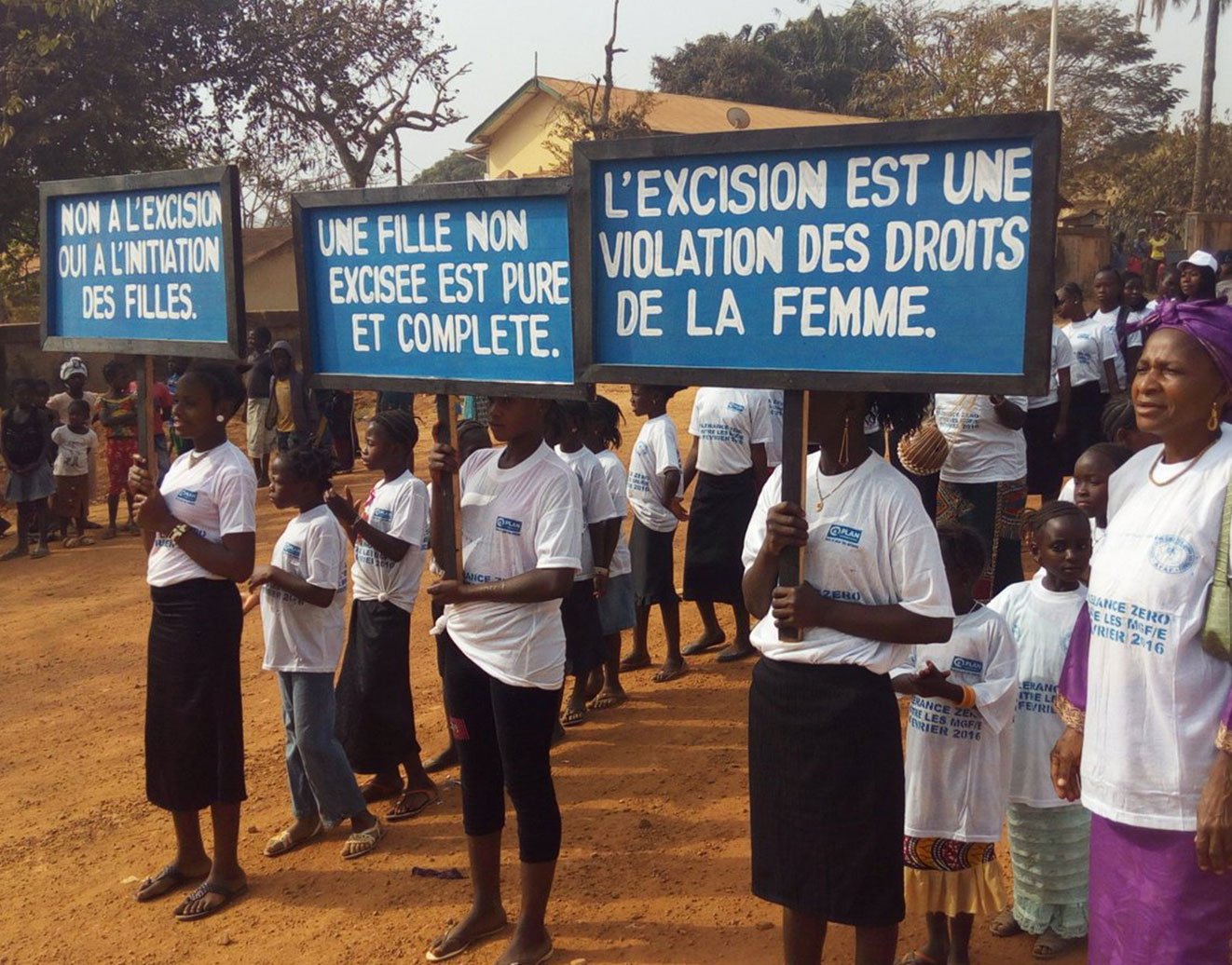 <p> Quand les communautés décident d’abandonner les mutilations génitales féminines, elles émettent souvent une déclaration publique collective où elles s’engagent à laisser leurs filles intactes. </p><p>Lors des cérémonies, les chefs traditionnels et religieux, les dirigeants politiques, les filles et les femmes présentent leurs engagements à travers des discours, signent et font circuler une déclaration publique ou organisent des réjouissances autour de leur décision de préserver l’intégrité des filles. Ces événements doivent impliquer les communautés voisines qui pourront ainsi soutenir l’abandon des mutilations génitales féminines, voire entamer une démarche similaire.</p> © UNICEF