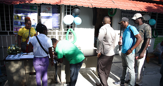 En Haïti, une campagne de vasectomie attire quatre fois plus de participants que prévu