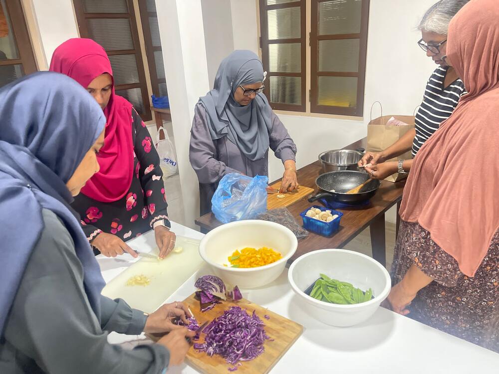 Des personnes âgées participent à des sessions de cuisine et de nutrition au centre Naadhee pour seniors à Malé. © UNFPA Maldives