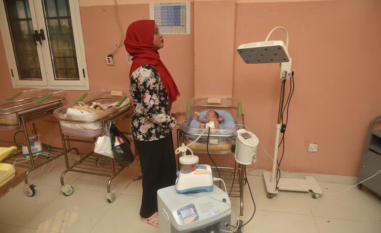 A midwife monitors a newborn baby at El Obeid Maternity Hospital. The midwives do not have proper uniforms for hospital work and are forced to wear personal clothes not suitable for a medical environment. Photo here © UNFPA Sudan/Sufian Abdulmouty