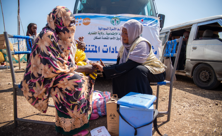 A UNFPA mobile health team worker provides health services for displaced women and children in Gedaref, in eastern Sudan. © UNFPA Sudan