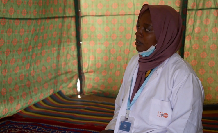 Dr. Ikhlas is an obstetrician displaced from El Fasher, who is now working with a UNFPA medical team at Al Affad displacement camp, in Sudan’s Northern State. © UNFPA Sudan