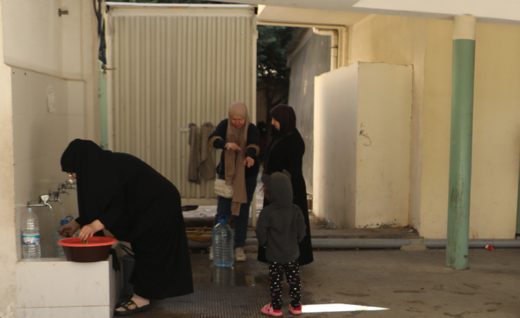 Displaced women at Sin El Fil public school in Beirut wash vegetables at the playground sink ahead of the Ramadan call for prayer © UNFPA Lebanon/Georges Roujoz