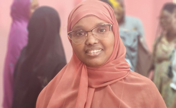 حاوي محمد، 46 عامًا، أمٌ لخمسة أطفال، وناشطة مجتمعية شغوفة، وزعيمة دينية محلية تحظى باحترام مجتمعها، وناجية من أحد أشد أشكال تشويه الأعضاء التناسلية الأنثوية. ©صندوق الأمم المتحدة للسكان / فهمية الفوطيح