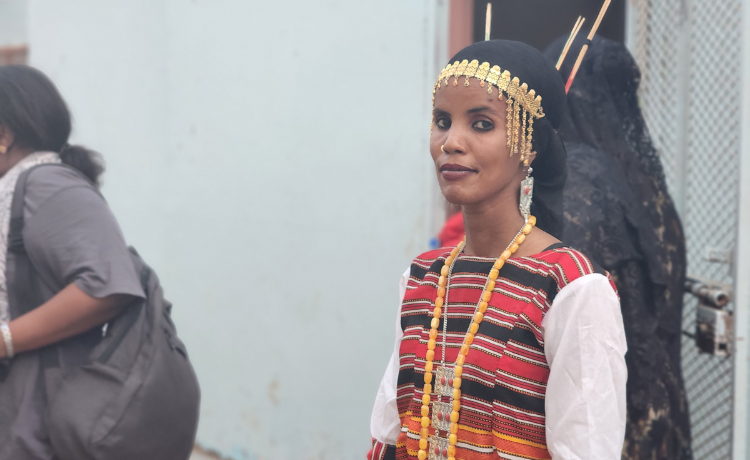 حواء محمد كامل، إحدى الناجيات من تشويه الأعضاء التناسلية الأنثوية في جيبوتي، تسافر في جميع أنحاء البلاد مع برامج يدعمها صندوق الأمم المتحدة للسكان لرفع الوعي بأضرار هذه الممارسة  الجسدية والنفسية على ملايين الفتيات والنساء. ©صندوق الأمم المتحدة للسكان / فهمية الفوطيح
