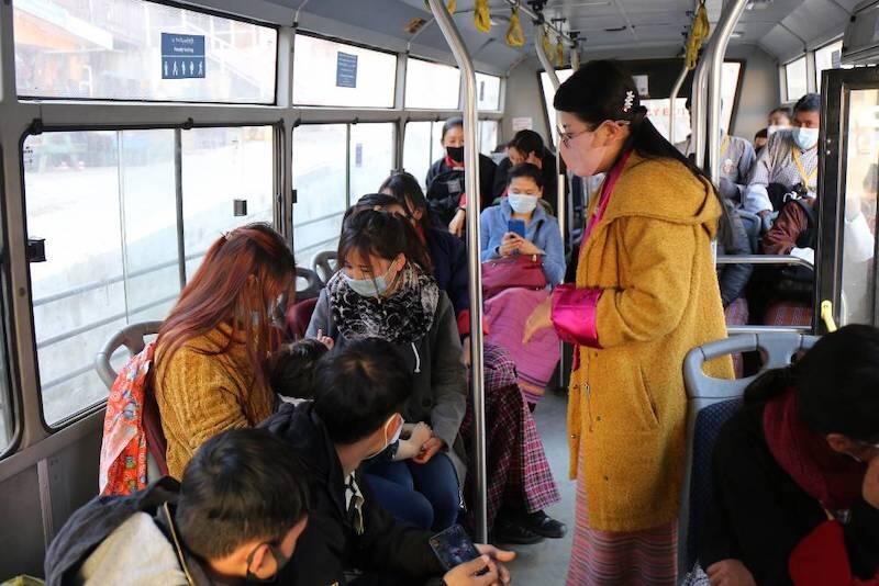 Mujeres que apoyan a otras mujeres: prestando servicios y atención vitales en todo el mundo