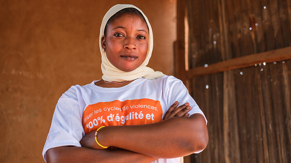 Un portrait vidéo d’une jeune femme, et des images d’elle avec ses camarades féminines lors d’une session pédagogique.
