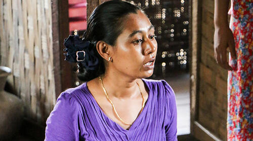 Me Me enseña a niñas adolescentes del campamento sus derechos humanos y de salud, y las ayuda a comprender su propio potencial. © UNFPA Myanmar