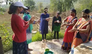 Las defensoras de las niñas en la India intensifican la...