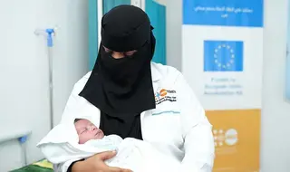 بين النزاع وأزمات المناخ، توفر القابلات الأمل للأمهات والأطفال…