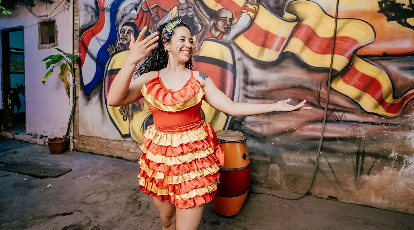Estefanía actúa en un grupo de mujeres percusionistas afroparaguayas. 