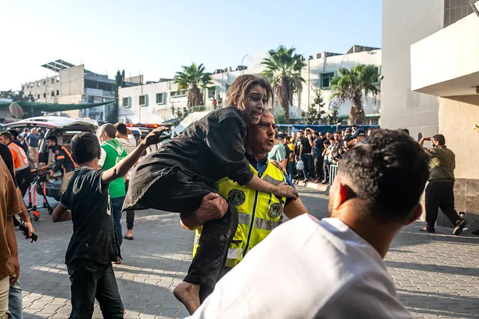 La frappe sur le camp de réfugié·e·s d’Al-Shati a blessé femmes et enfants. © Samar Abu Elouf
