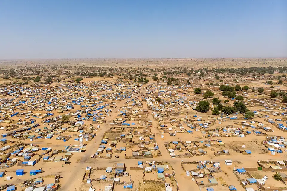 Vue aérienne du camp de réfugié·e·s d’Adre dans l’ouest du Tchad, à la frontière avec le Soudan.
