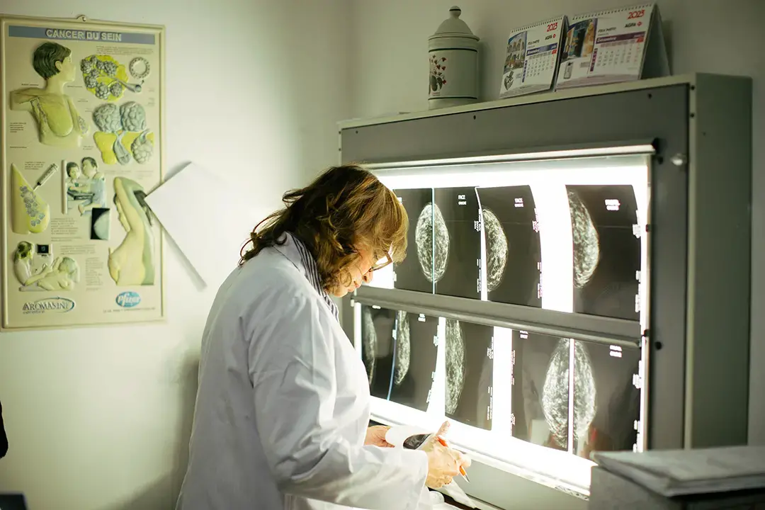 La Dr Ghada Boulaabi examine des mammographies à Ariana, en Tunisie. © UNFPA/Dhia Absi