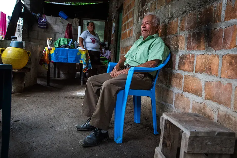 El abuelo de Cenia echa de menos las charlas que tenía con su nieta.