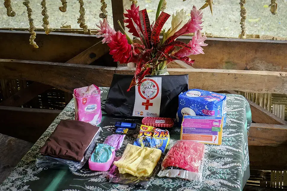 Kits de dignité incluant sous-vêtements et produits hygiéniques et menstruels. © UNFPA/David Palazón