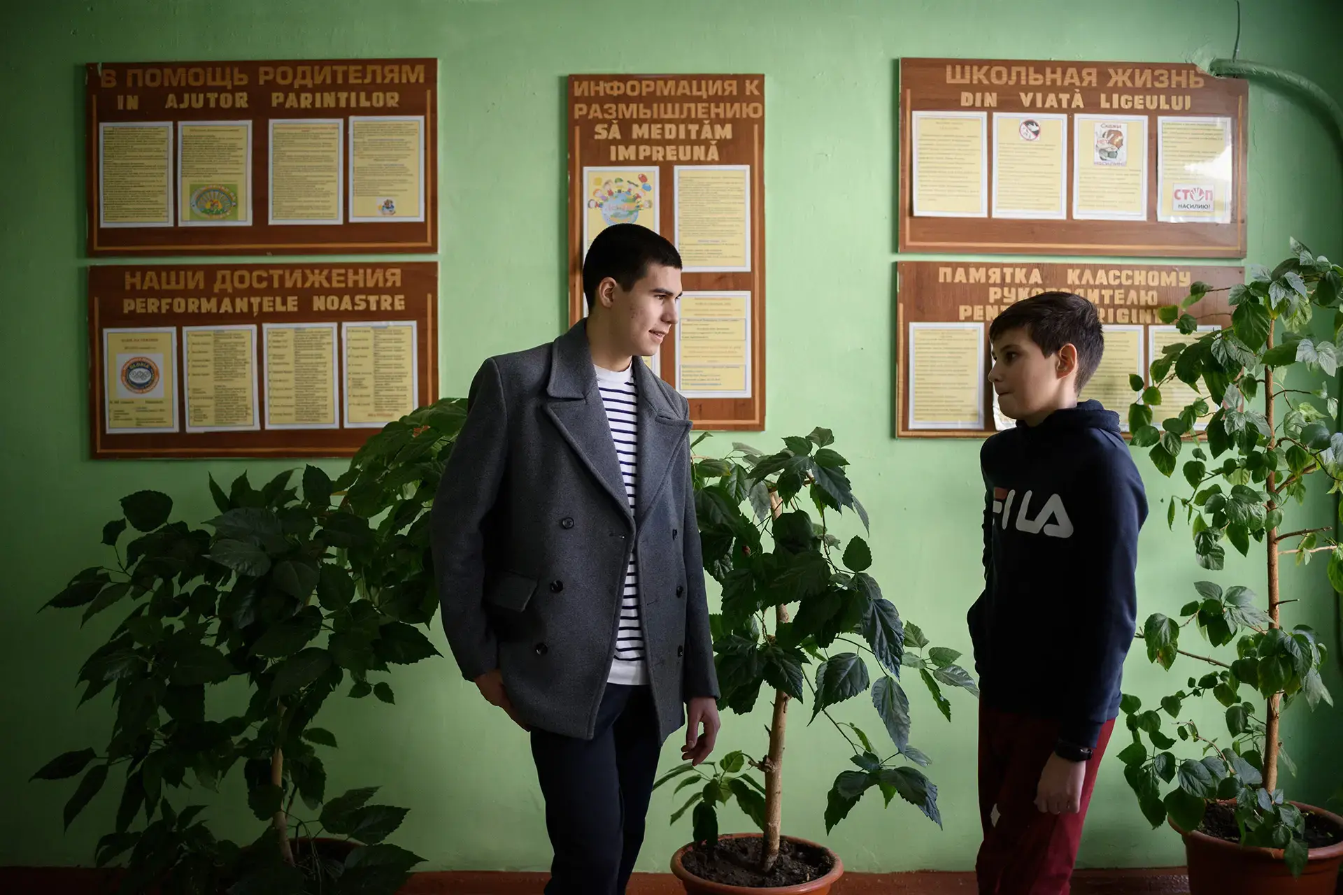 Oleg y Mark en su nueva escuela.