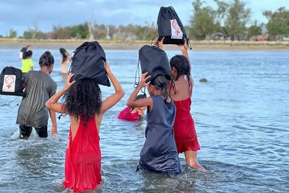 Des filles portant des kits de dignité retournent à Siesia-Nukunukumotu, au Tonga. © UNFPA Pacifique