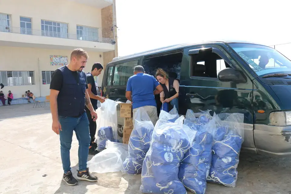 Des membres d’une équipe de l’UNFPA distribuent des kits d’hygiène. © UNFPA Liban/Anastacia Hajj