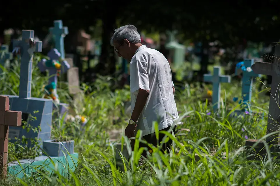 El abuelo de Katherine visita su tumba.