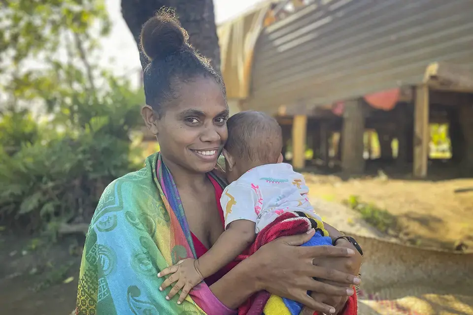Marie Wawa a reçu de l’aide à la suite d’un cyclone au Vanuatu l’année passée. © UNFPA/David Palazón