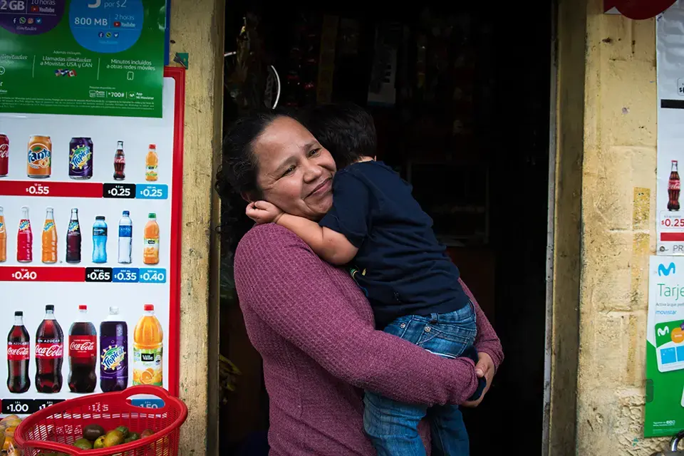 Los abuelos ahora cuidan a Mateo. Una pequeña tienda que dirigen lleva el nombre de niño.