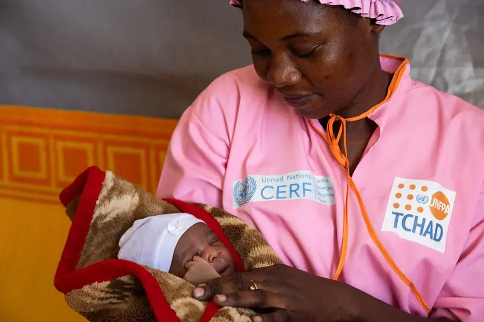 L’UNFPA a déployé 248 sages-femmes dans tout le Tchad. Patricia Neimoi tient un nouveau-né.