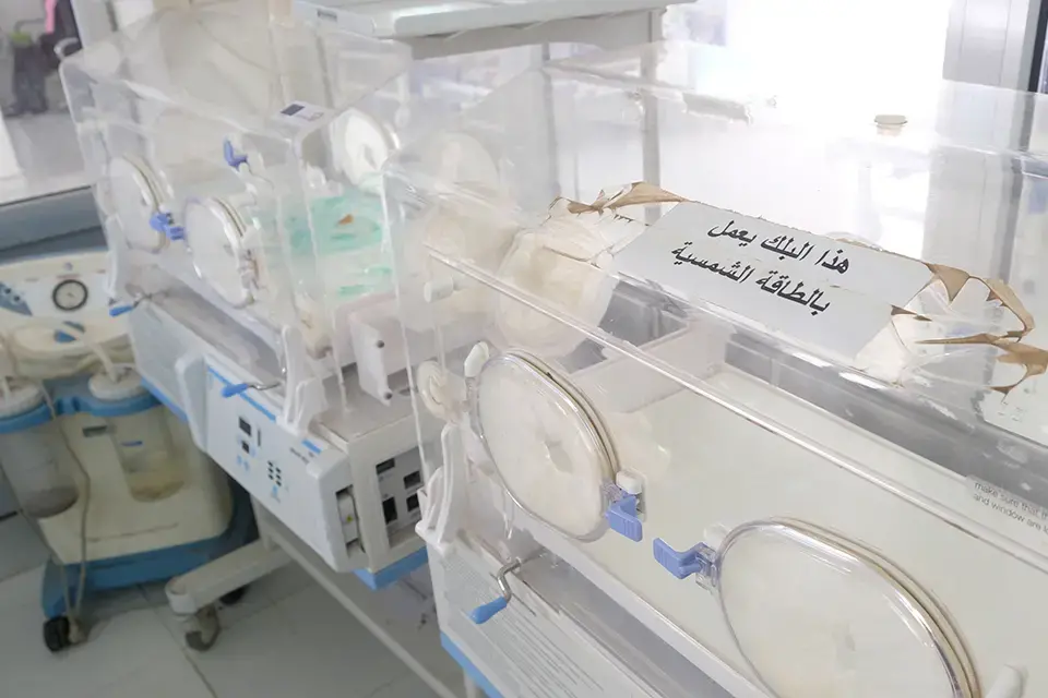 جُهِّز المستشفى الذي يعمل بالطاقة الشمسية في الجِربة للتعامل مع الأطفال المبتسرين.