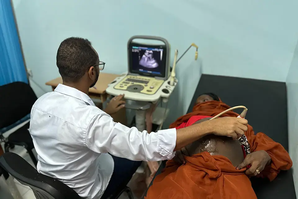 قابلة حامل تخضع لفحص بالموجات فوق الصوتية.