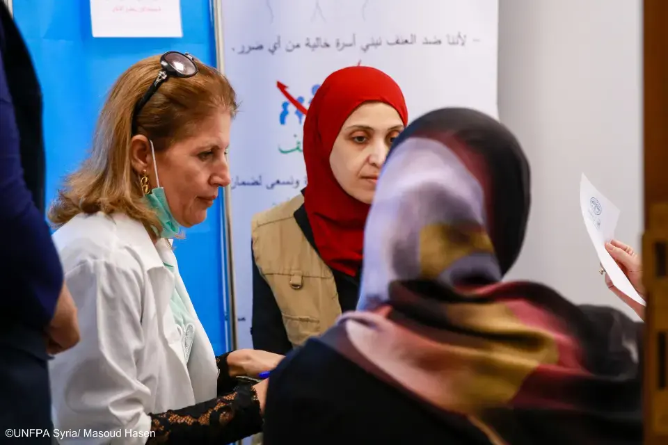 Des femmes bénéficient de services de santé reproductive dans une clinique mobile. © UNFPA Syrie