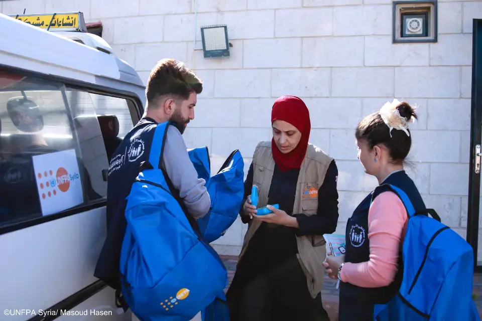 Une équipe de sensibilisation soutenue par l’UNFPA distribue des kits d’hygiène. © UNFPA Syrie