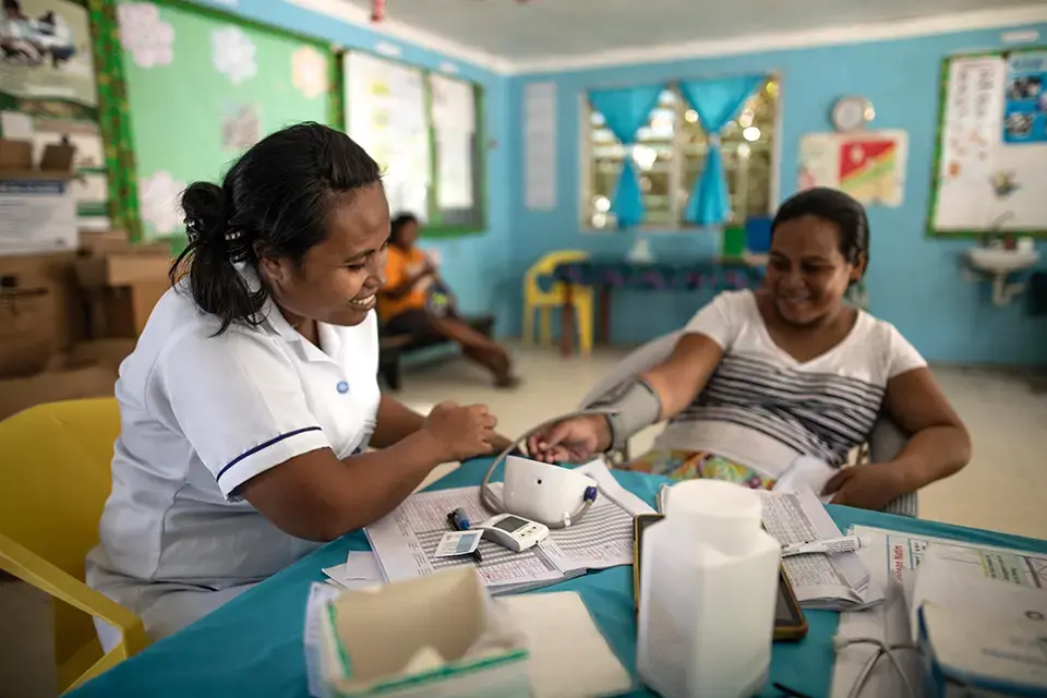 Contrôle de la tension artérielle d’une femme enceinte à Kiribati. © UNFPA/Carly Learson